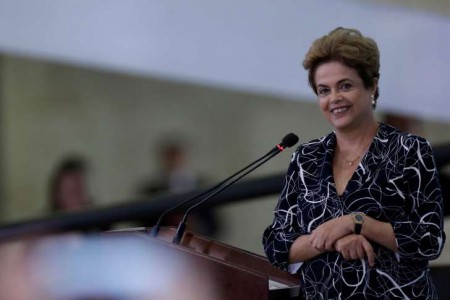 "Não vou para debaixo do tapete, vou ficar aqui brigando", diz Dilma
